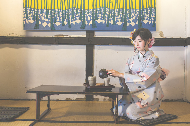 [フリー写真] 着物姿でお茶を入れる女性 -  GATAG｜フリー素材集 壱 (2052)