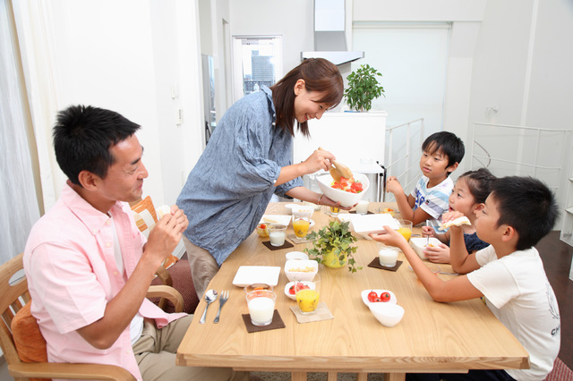 [フリー素材] 食事をする五人家族 (cc-library010009187) | CCライブラリー 【フリー素材集】 (5436)